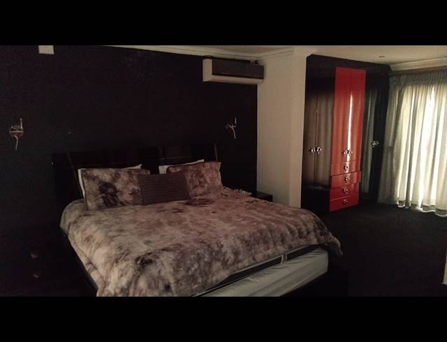 4 BEDROOM FREEHOLD FOR SALE IN WOODHILL ESTATE